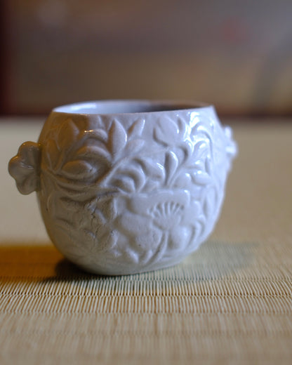 Clione Cup ／文祥窯・白磁唐草クリオネ杯